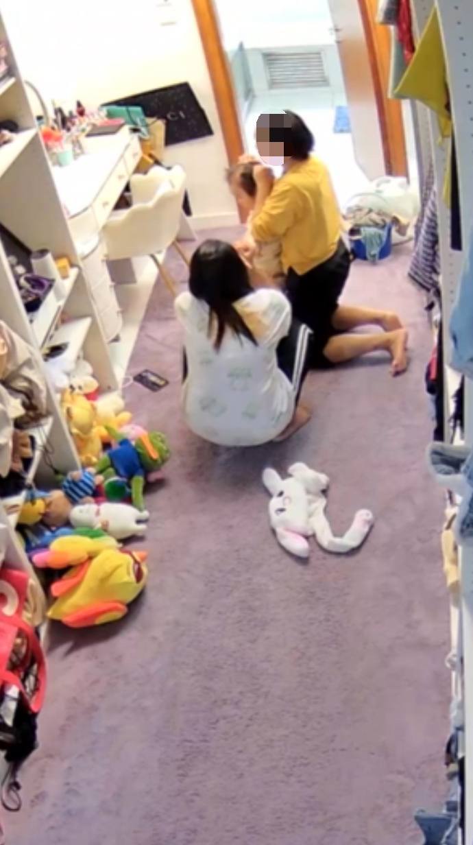 盡責的姐姐非常擔心，不斷為波子檢查。​